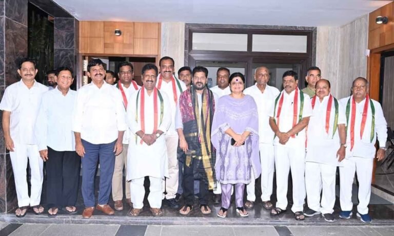 కెసిఆర్ కు దెబ్బ మీద దెబ్బ
