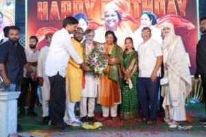 During the celebrations, TPCC Legal Team Coordinator Shashank Pasupuleti extended birthday greetings to Kota Neelima by presenting a bouquet and shawl as a gesture of respect and appreciation. and team Izrial Yadav, Moses, Vijay Lakshmi, Syed Nehira,